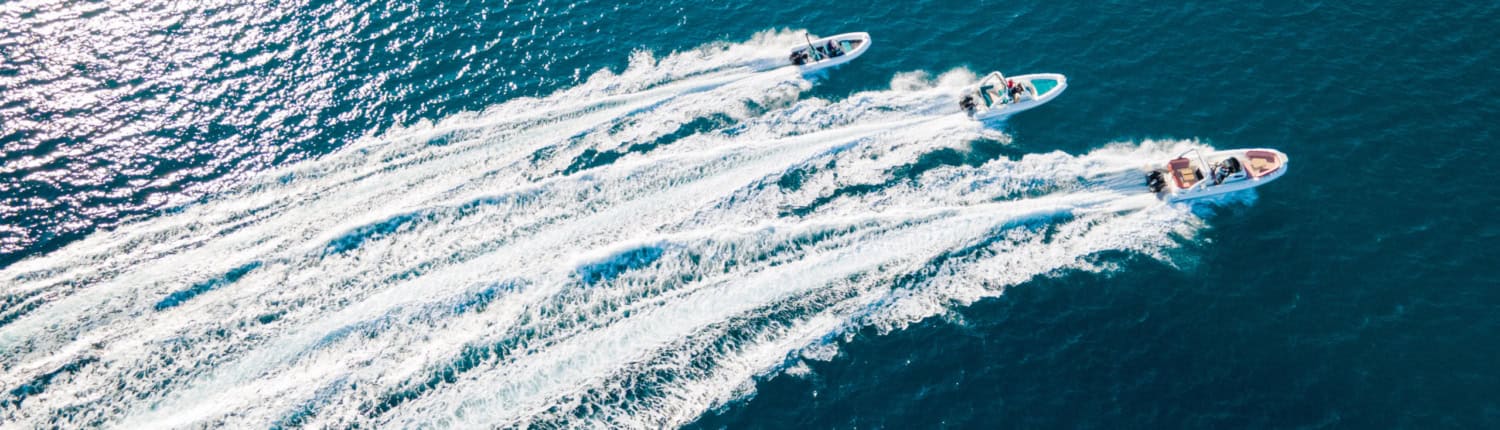 Zodiac-Medline9-withe-sainttropez (35) Zwei Schlauchboote fahren mit Kielwasser über das Meer, Luftaufnahme