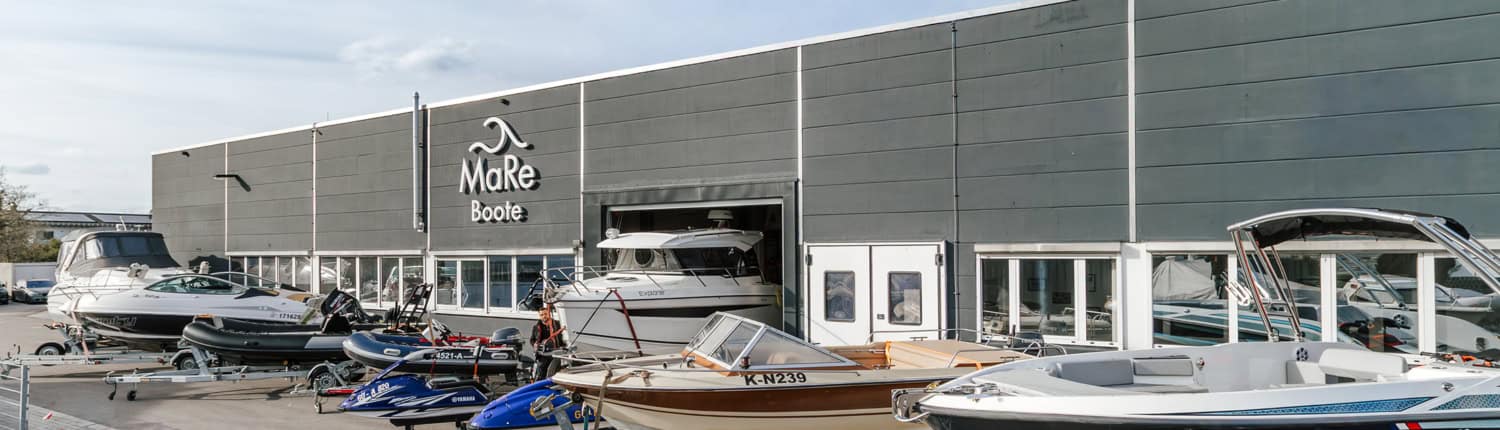 MareBoote_26_03-22_l Außenansicht der Werkstatthalle von MaRe Boote in Werne mit Motorbooten und Schlauchbooten auf Trailern